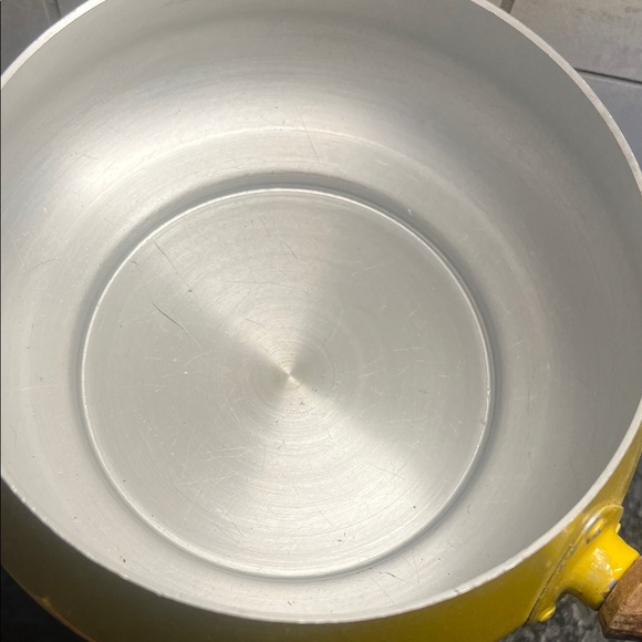 Vintage Yellow Fondue Set with Wooden Handle 8 forks included 1960’- 1970’s MCM - Picture 4 of 8